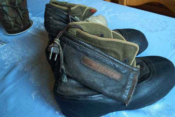 Les bottes chauffantes de Glen Hufnail, conservées chez les enfants de résistants de Frasnes-lez-Anvaing